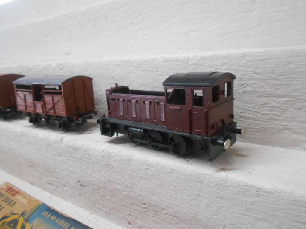 OO SCALE - AIRFIX - DUMMY DIESEL + X2 BOX CARS