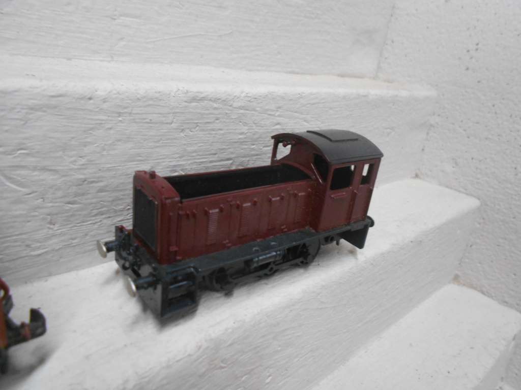 OO SCALE - AIRFIX - DUMMY DIESEL + X2 BOX CARS