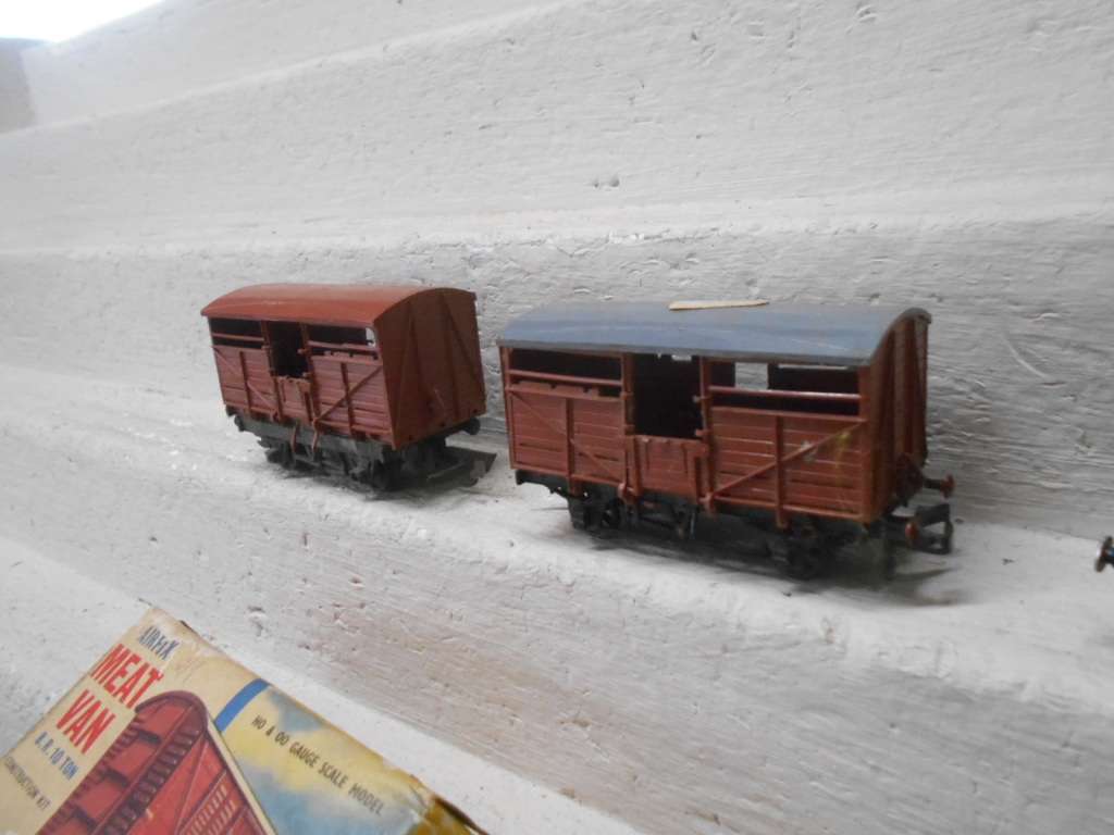 OO SCALE - AIRFIX - DUMMY DIESEL + X2 BOX CARS