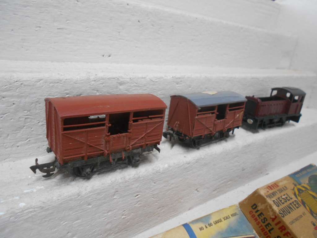 OO SCALE - AIRFIX - DUMMY DIESEL + X2 BOX CARS