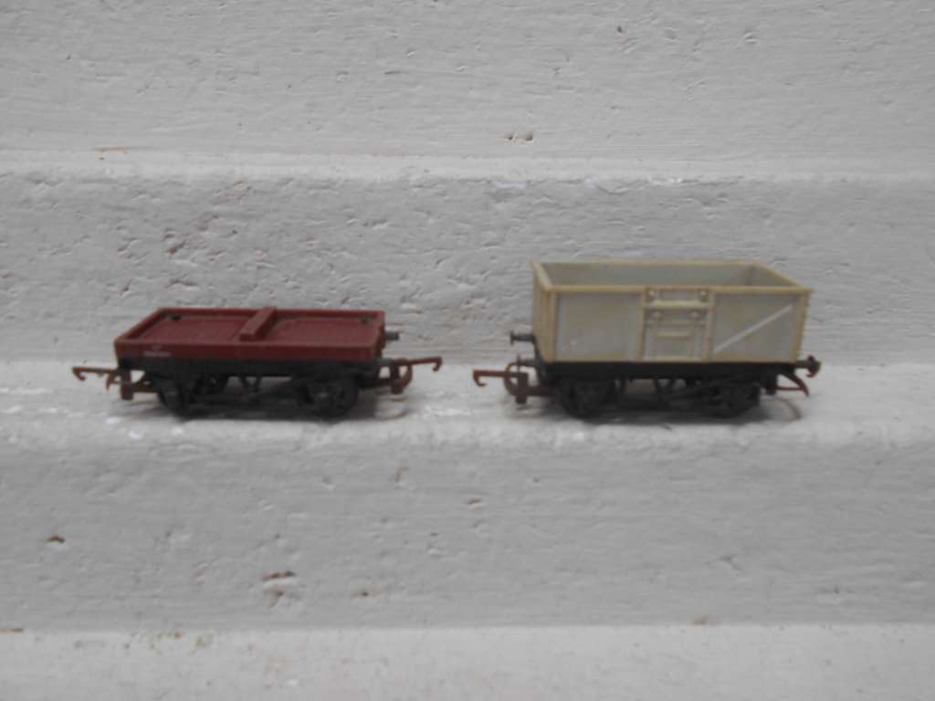 OO SCALE - HORNBY - GOODS WAGONS - X2