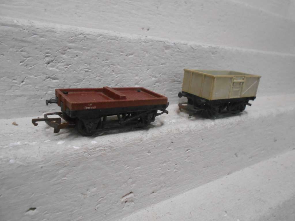 OO SCALE - HORNBY - GOODS WAGONS - X2