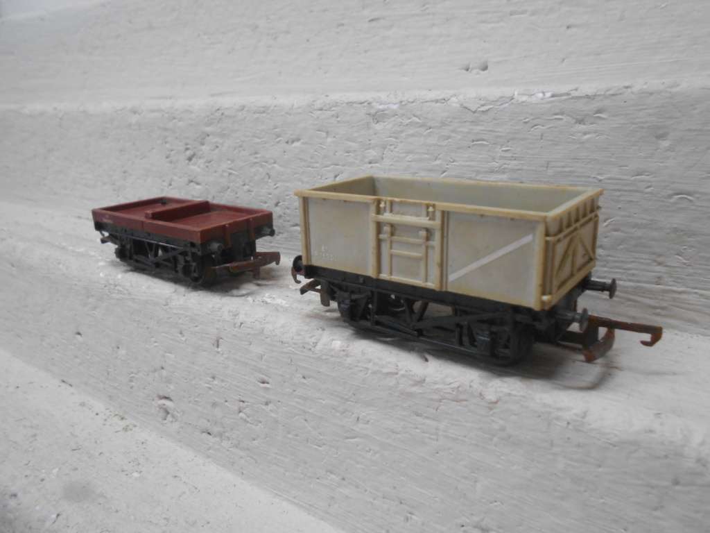 OO SCALE - HORNBY - GOODS WAGONS - X2