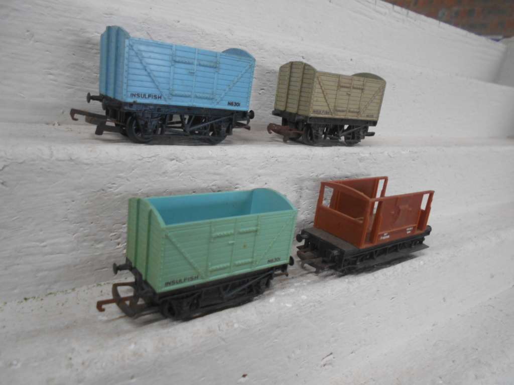 OO SCALE - HORNBY - GOODS WAGONS - X4