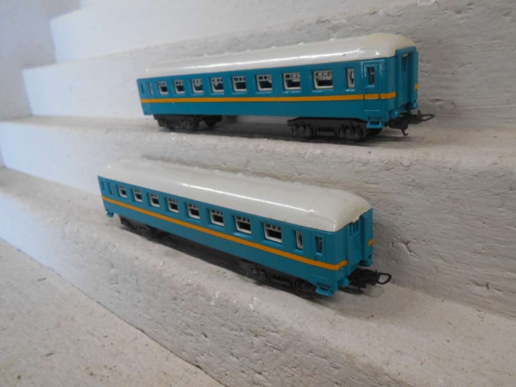 HO SCALE - LIMA - BLUE EXPRESS - COACHES - X2