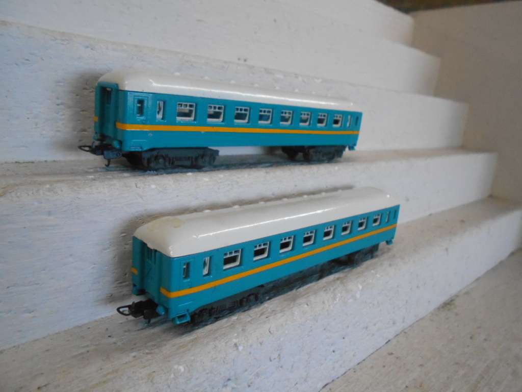 HO SCALE - LIMA - BLUE EXPRESS - COACHES - X2