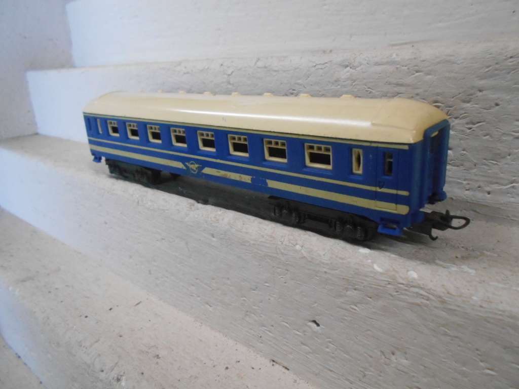 HO SCALE - LIMA - BLUE EXPRESS - COACH