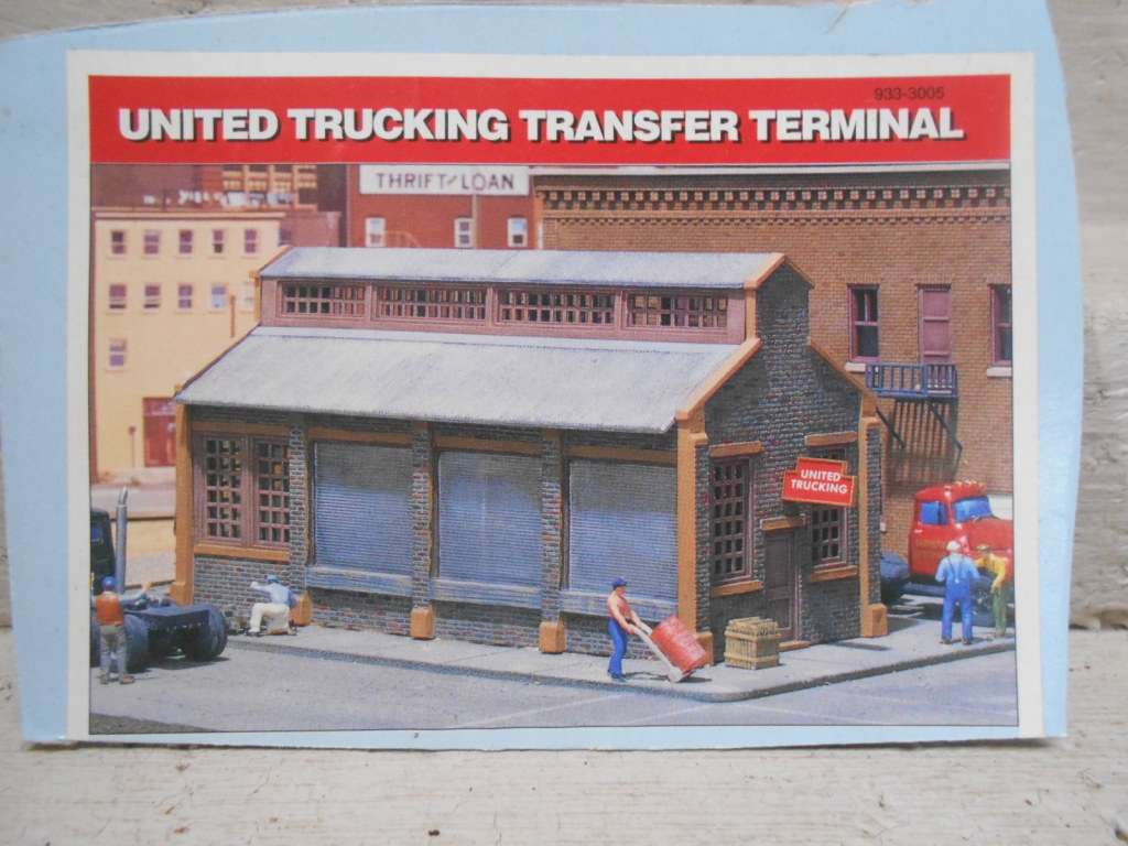 HO SCALE - WALTHERS - UNITED TRUCKING TRANSFER TERMINAL