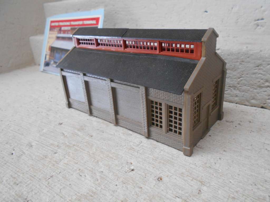 HO SCALE - WALTHERS - UNITED TRUCKING TRANSFER TERMINAL