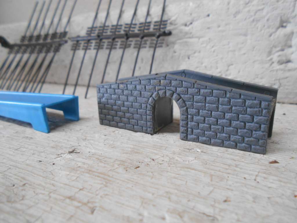 N SCALE - TELEPHONE POLES & EQUIPMENT