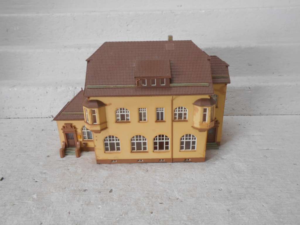 HO  SCALE - LARGE DOUBLE STORY HOUSE