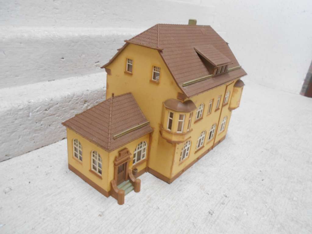 HO  SCALE - LARGE DOUBLE STORY HOUSE