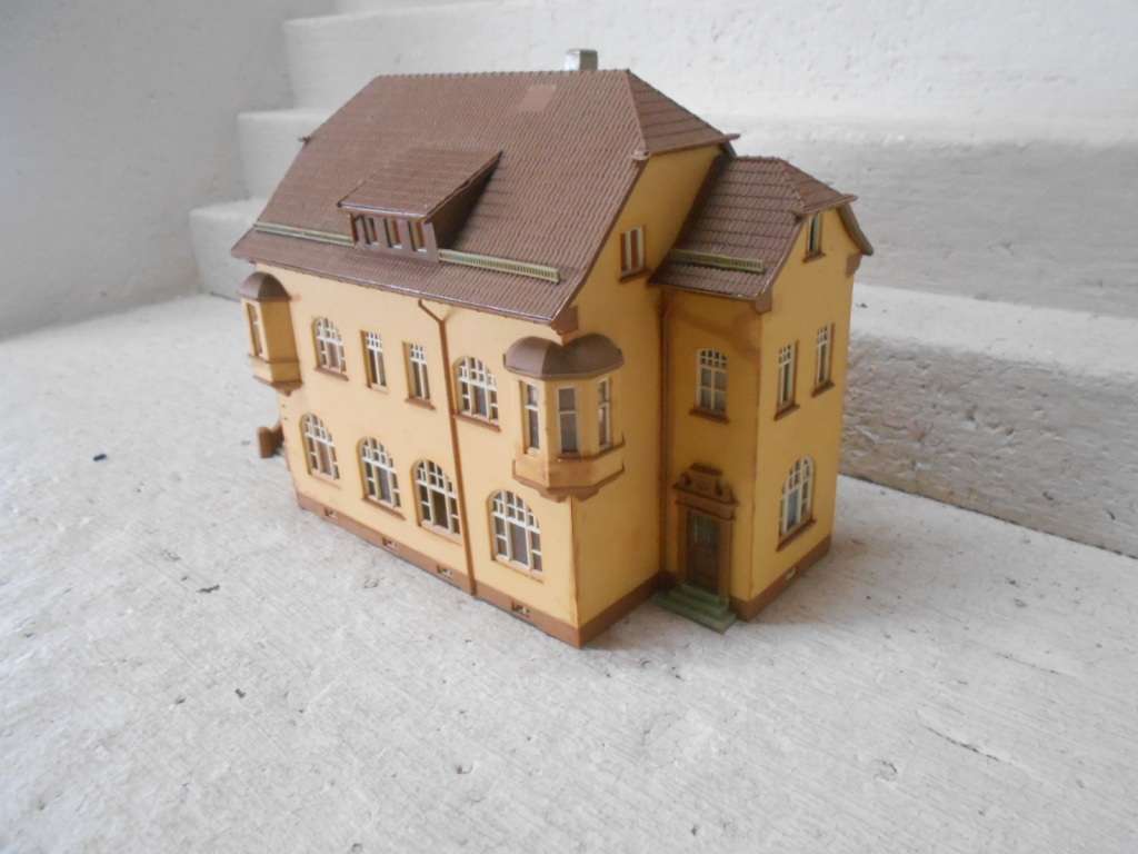 HO  SCALE - LARGE DOUBLE STORY HOUSE