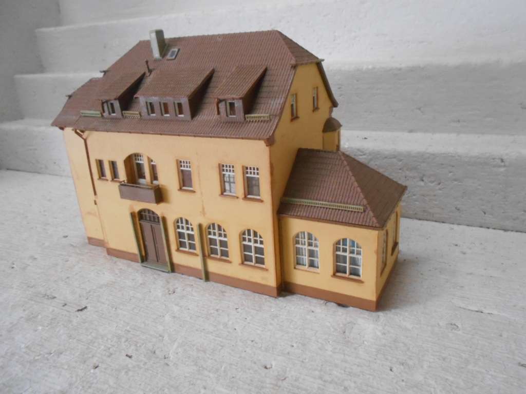 HO  SCALE - LARGE DOUBLE STORY HOUSE