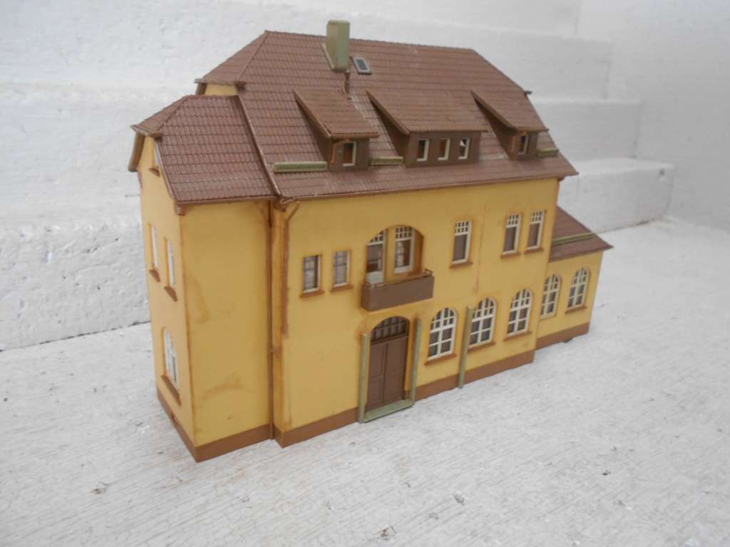 HO  SCALE - LARGE DOUBLE STORY HOUSE