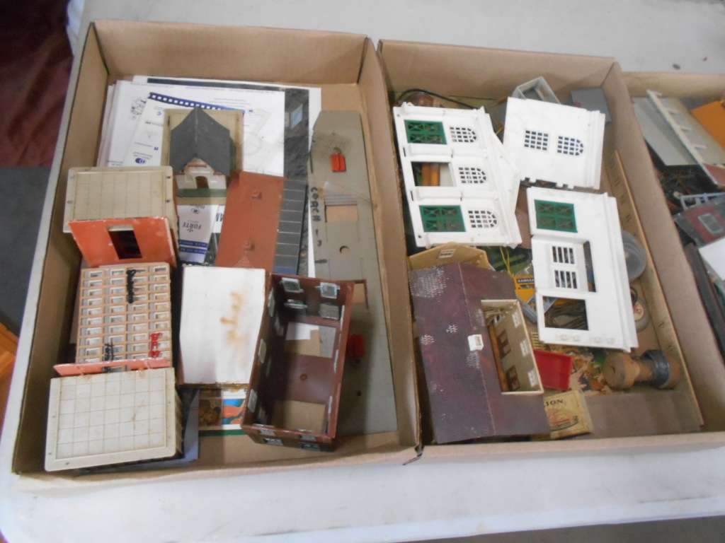 HO / OO SCALE - LARGE BUILDING SCRAP YARD - X4 BEER BOXES FULL