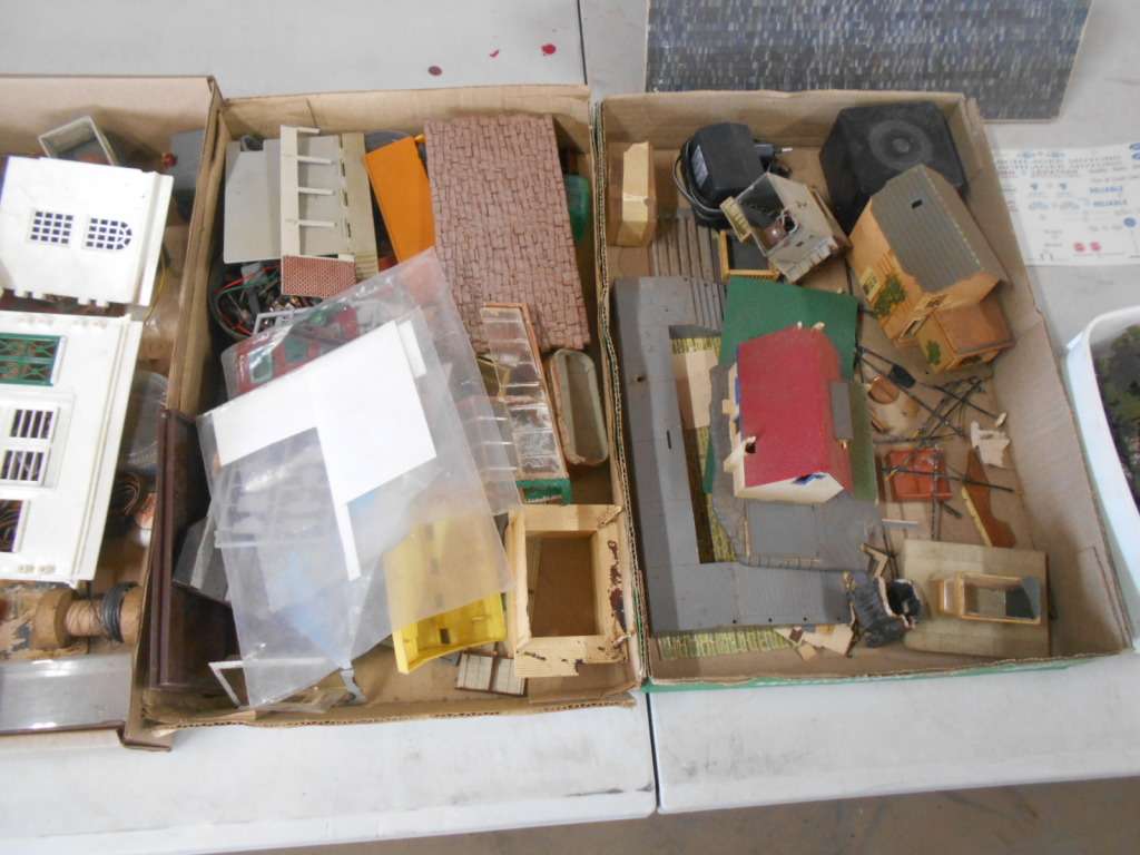 HO / OO SCALE - LARGE BUILDING SCRAP YARD - X4 BEER BOXES FULL