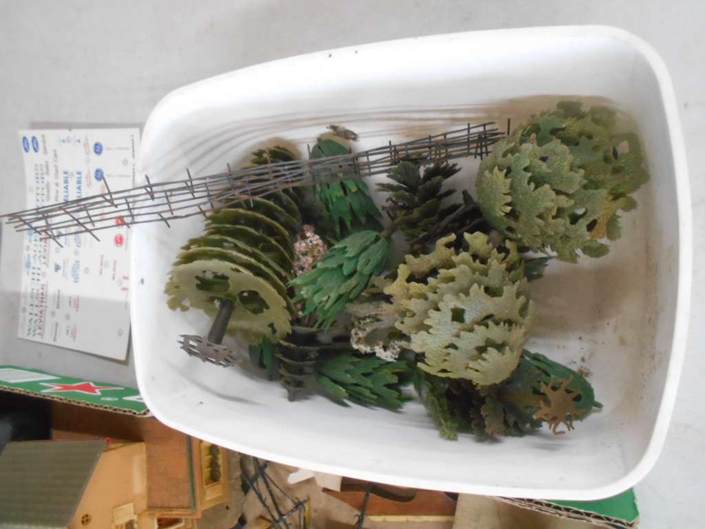 HO / OO SCALE - LARGE BUILDING SCRAP YARD - X4 BEER BOXES FULL