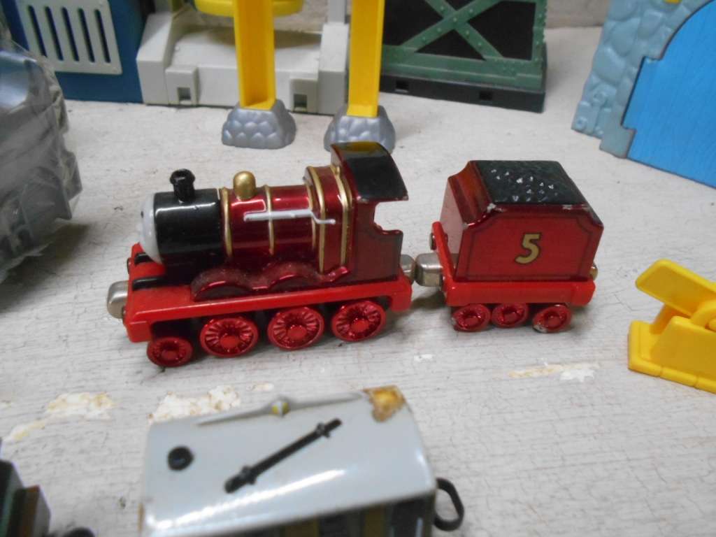 THOMAS & FRIENDS - LARGE COLLECTION ACCESSORIES AND X1 LOCOMOTIVE