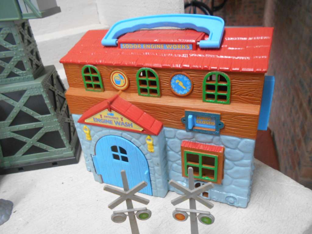 THOMAS & FRIENDS - LARGE COLLECTION ACCESSORIES AND X1 LOCOMOTIVE