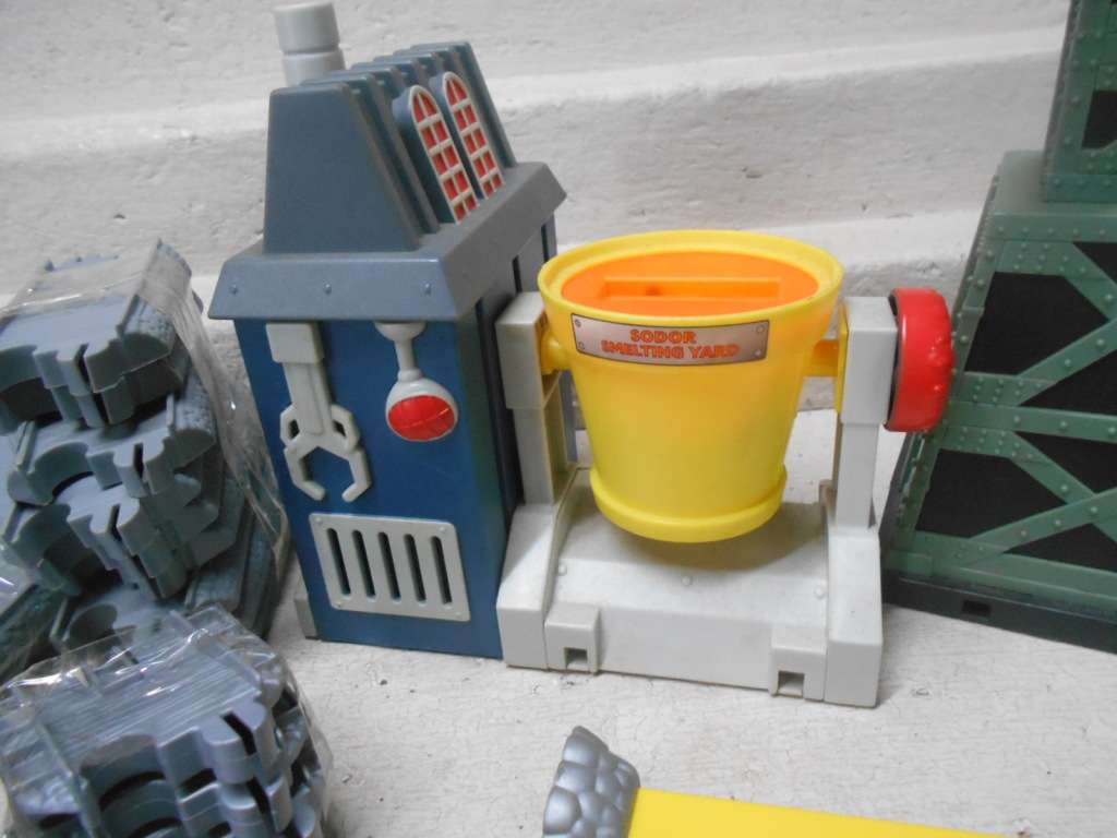 THOMAS & FRIENDS - LARGE COLLECTION ACCESSORIES AND X1 LOCOMOTIVE