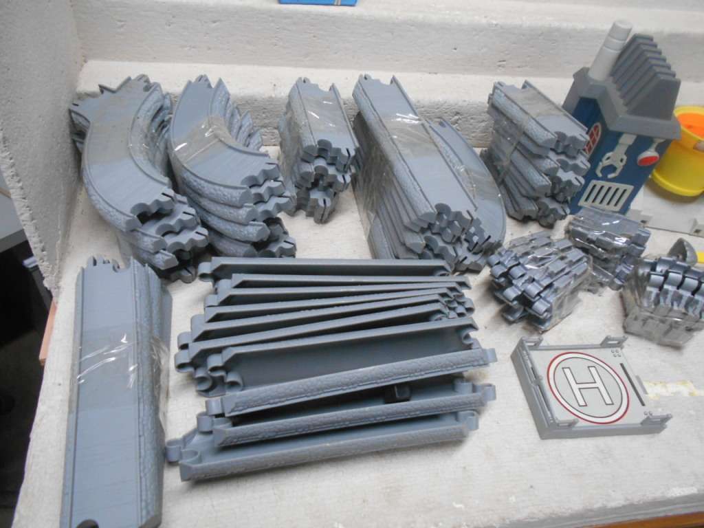 THOMAS & FRIENDS - LARGE COLLECTION ACCESSORIES AND X1 LOCOMOTIVE