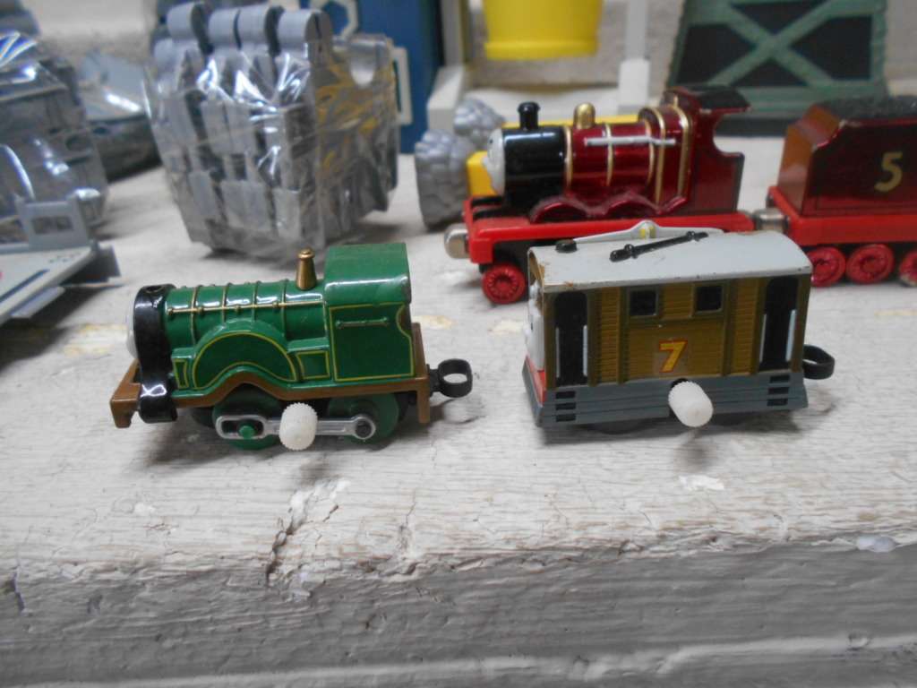THOMAS & FRIENDS - LARGE COLLECTION ACCESSORIES AND X1 LOCOMOTIVE