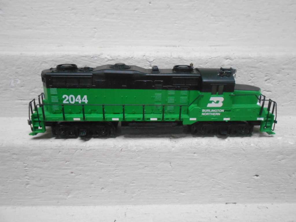 HO SCALE - MANTUA - BURLINGTON NORTHERN GP20 DIESEL LOCOMOTIVE - BOXED