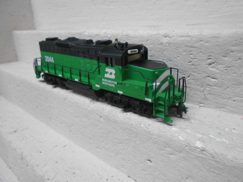 HO SCALE - MANTUA - BURLINGTON NORTHERN GP20 DIESEL LOCOMOTIVE - BOXED