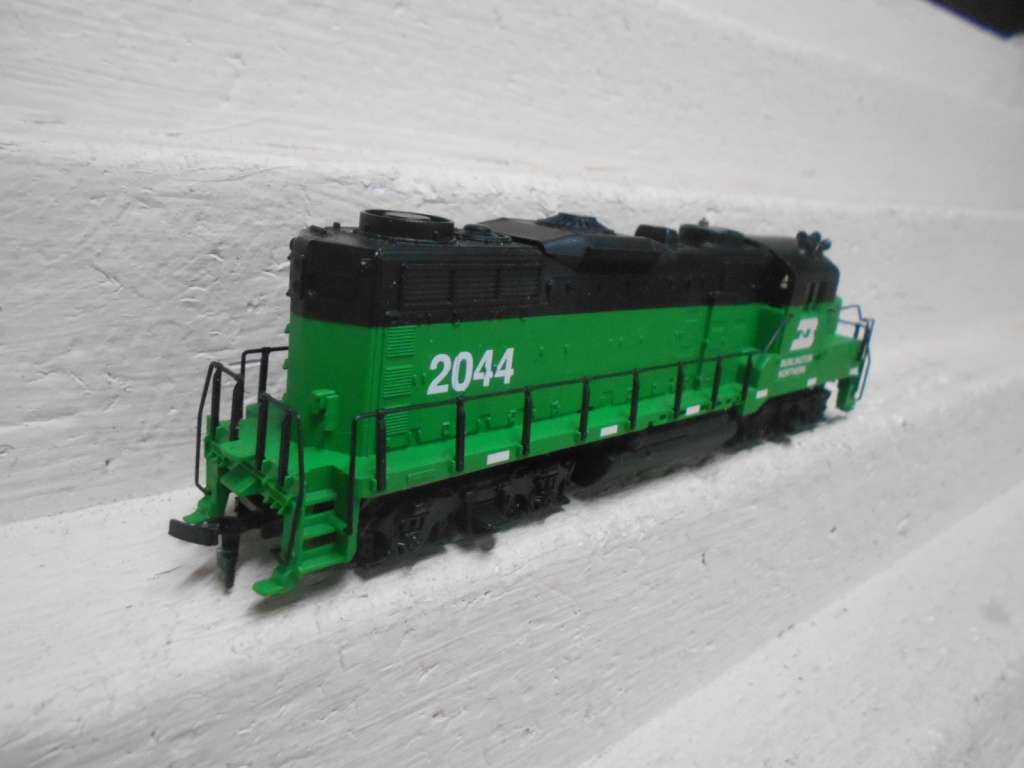 HO SCALE - MANTUA - BURLINGTON NORTHERN GP20 DIESEL LOCOMOTIVE - BOXED