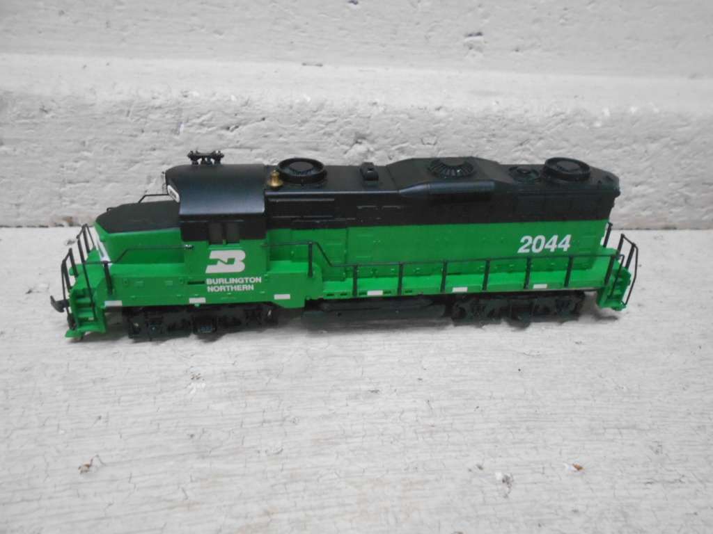 HO SCALE - MANTUA - BURLINGTON NORTHERN GP20 DIESEL LOCOMOTIVE - BOXED