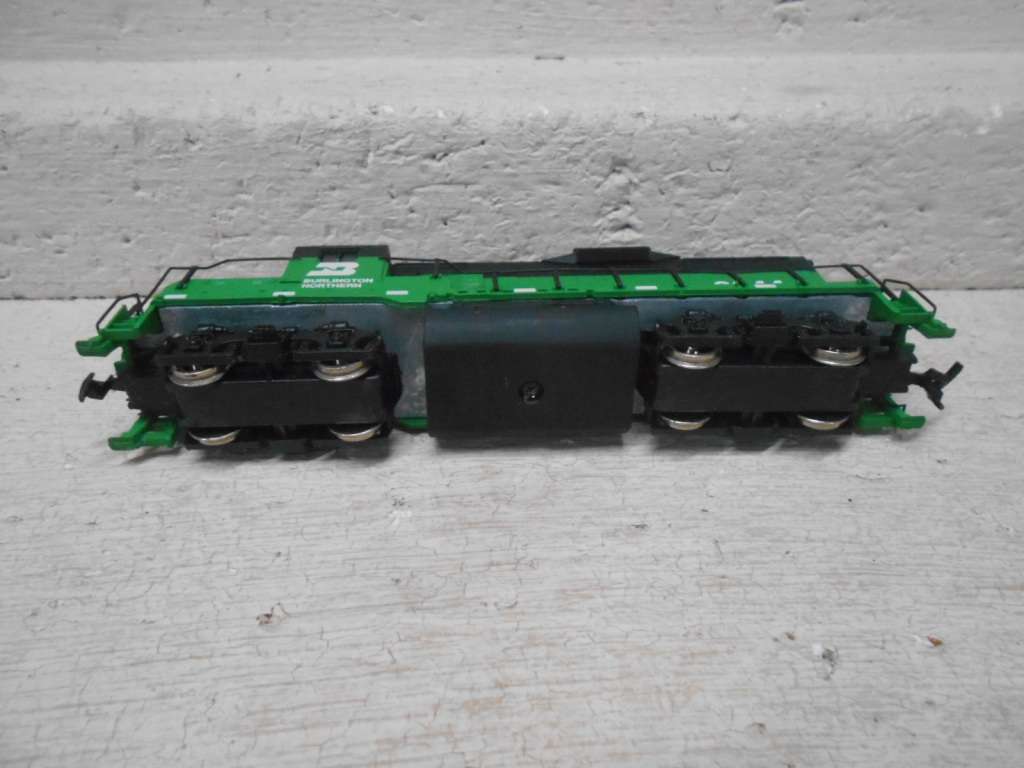 HO SCALE - MANTUA - BURLINGTON NORTHERN GP20 DIESEL LOCOMOTIVE - BOXED