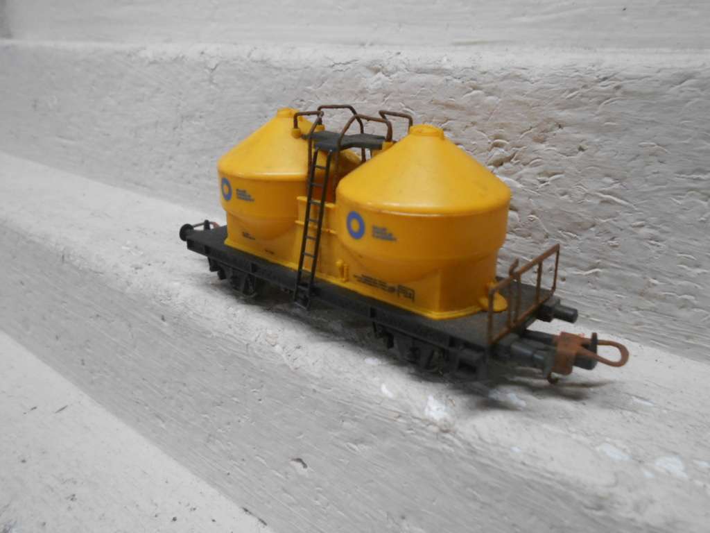 HO SCALE- LIMA - YELLOW TWIN TANKER