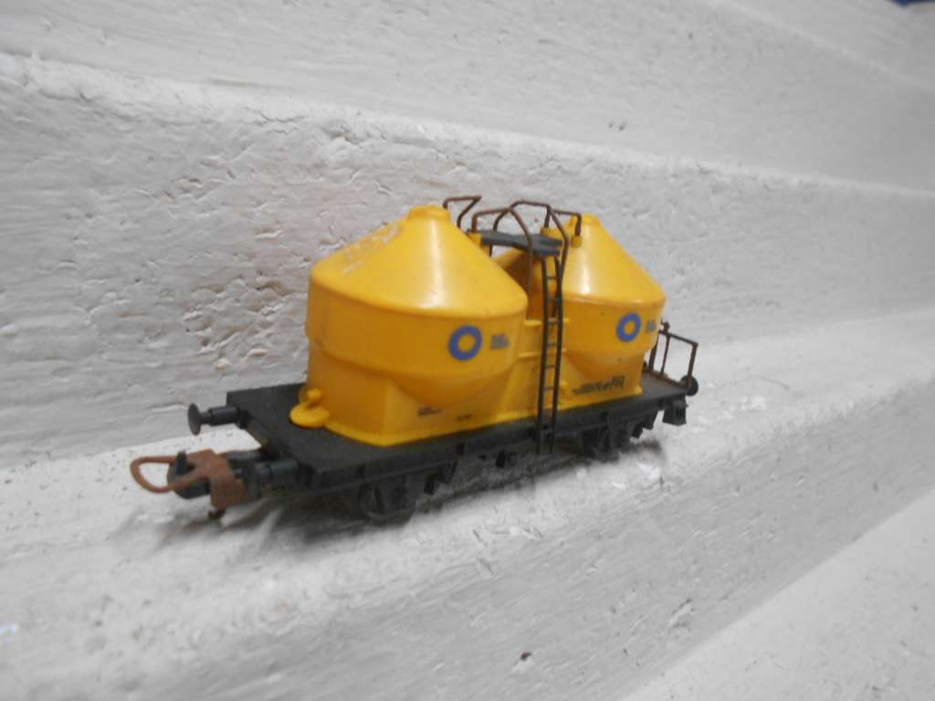 HO SCALE- LIMA - YELLOW TWIN TANKER