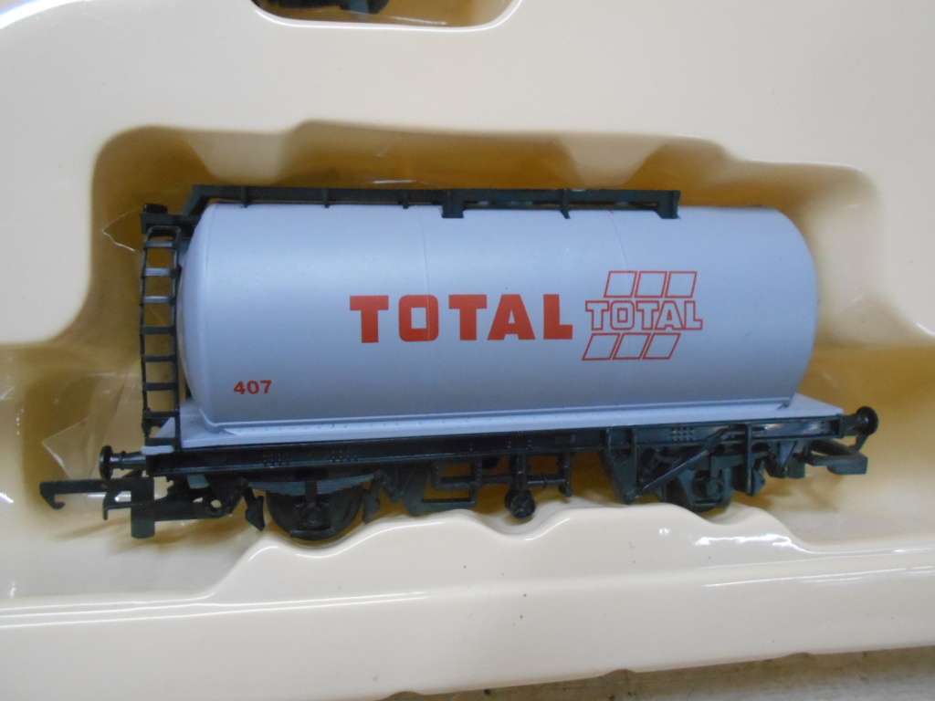 OO SCALE - HORNBY - PETROL TANKER SET - X3 - BOXED