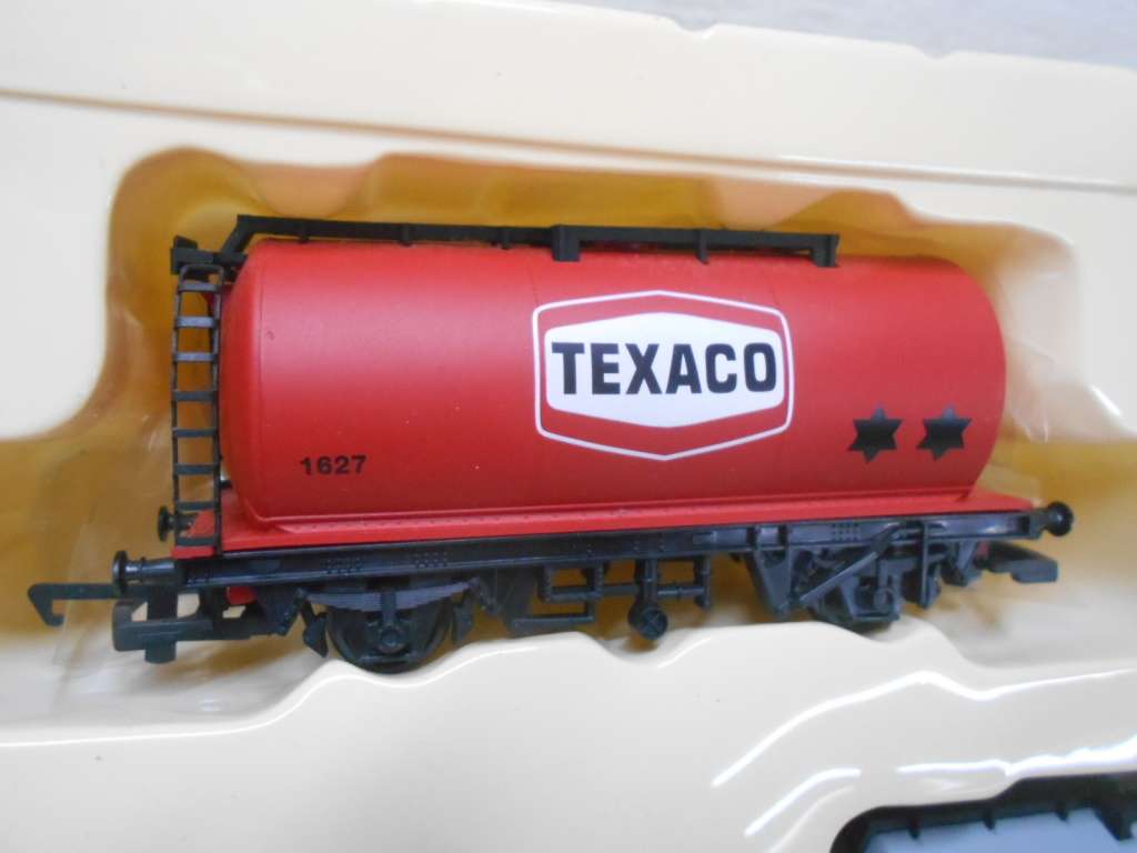OO SCALE - HORNBY - PETROL TANKER SET - X3 - BOXED