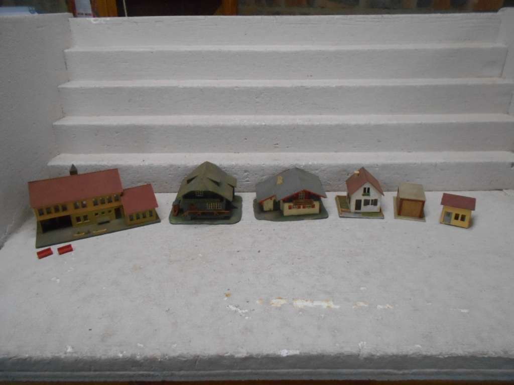 HO SCALE - VARIOUS BUILDINGS - X6