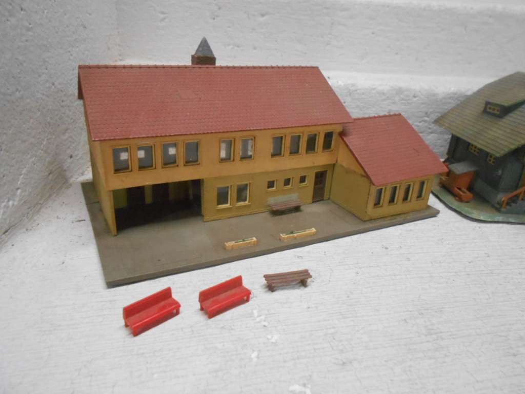 HO SCALE - VARIOUS BUILDINGS - X6