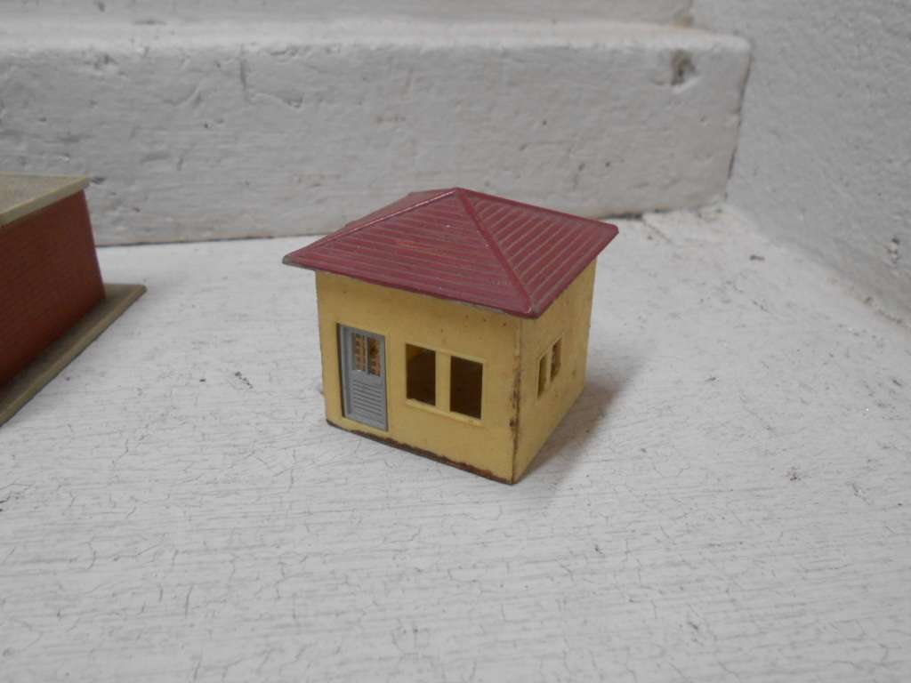 HO SCALE - VARIOUS BUILDINGS - X6