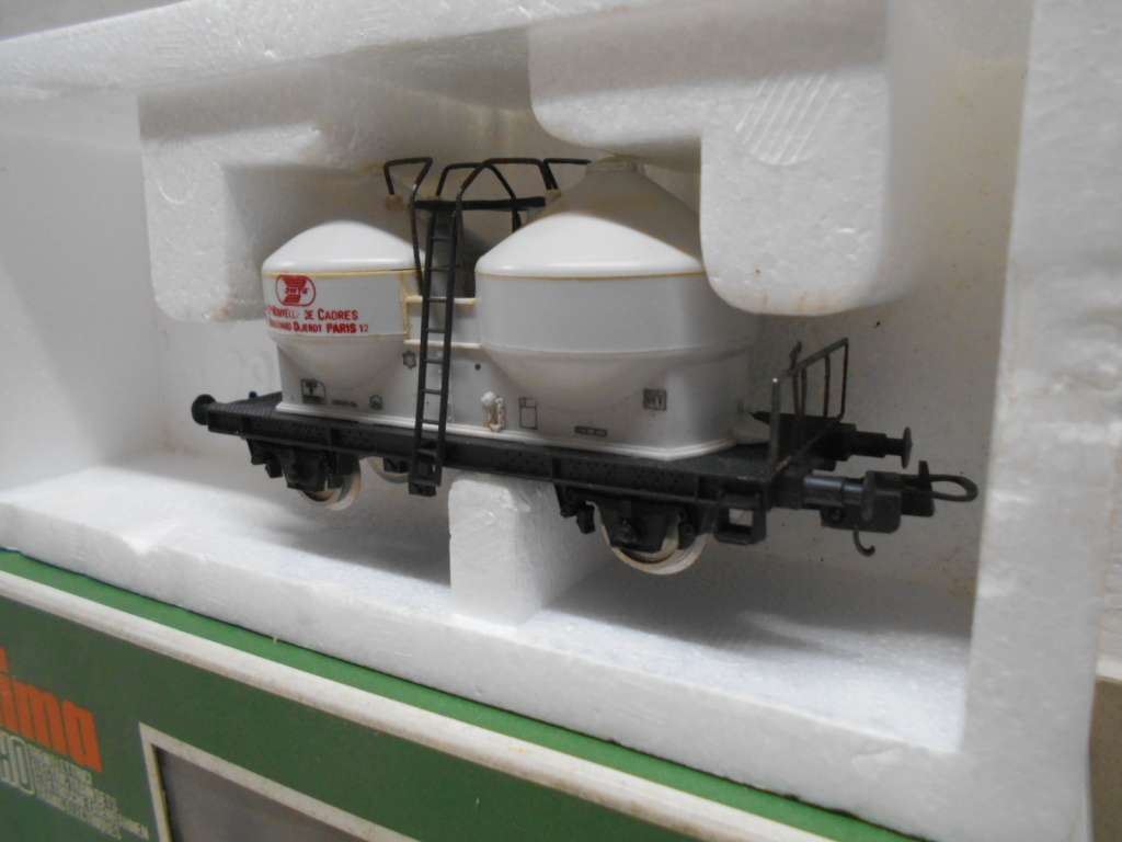 HO SCALE - LIMA - TWIN TANKER WAGON - BOXED