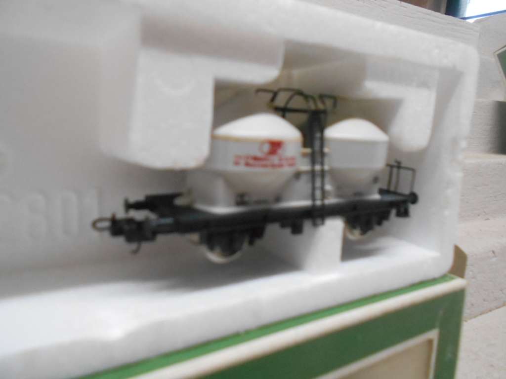 HO SCALE - LIMA - TWIN TANKER WAGON - BOXED