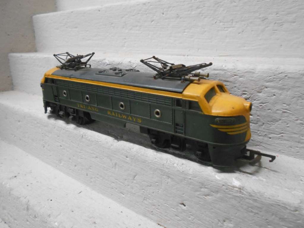OO SCALE - TRIANG - ELECTRIC LOCMOTIVE