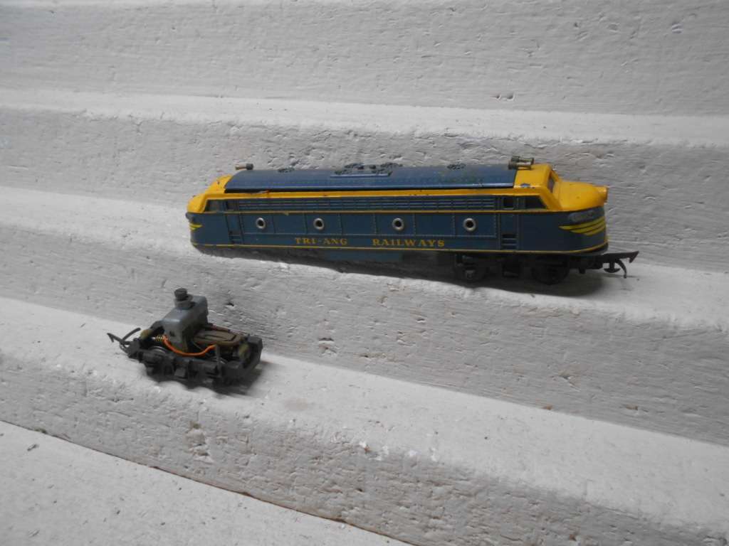 OO SCALE - TRIANG - DIESEL LOCOMOTIVE - FOR SPARES