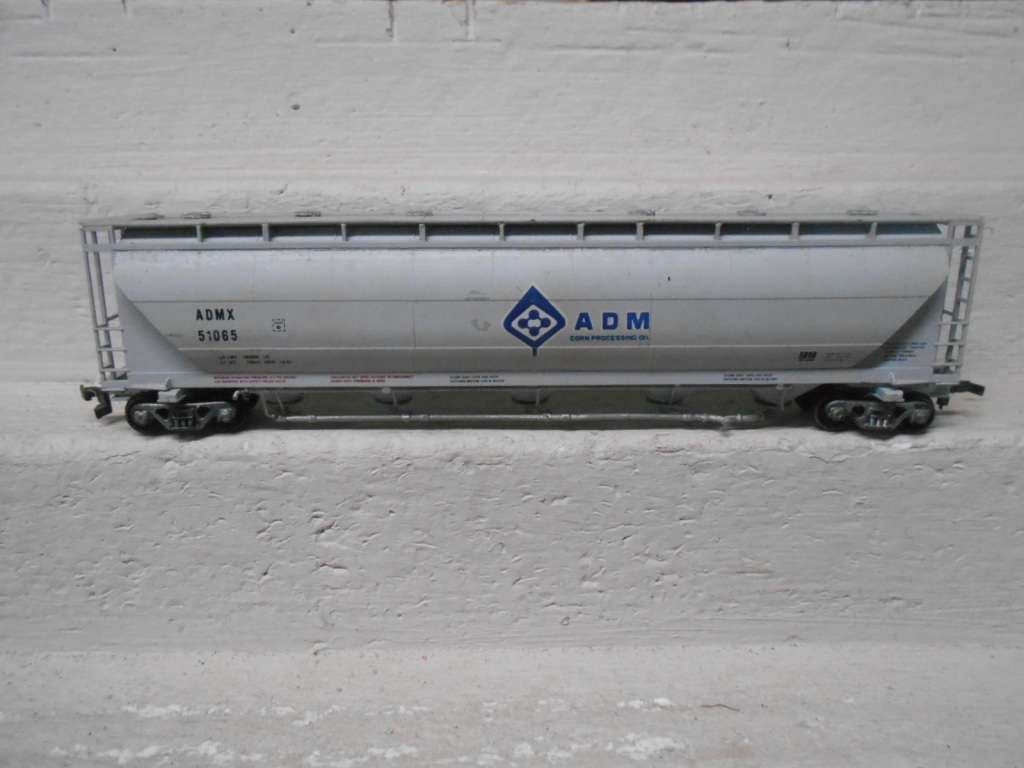 HO SCALE - 60 FT 5-BAY ADM CLOSED HOPPER