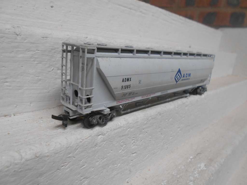 HO SCALE - 60 FT 5-BAY ADM CLOSED HOPPER