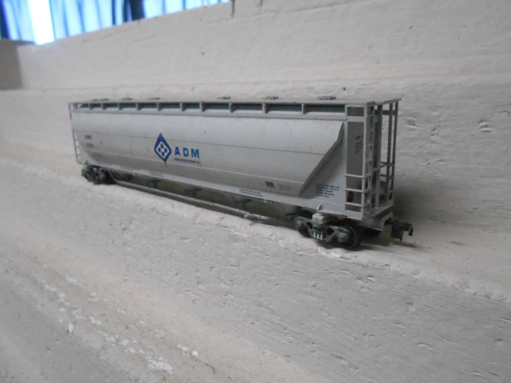 HO SCALE - 60 FT 5-BAY ADM CLOSED HOPPER