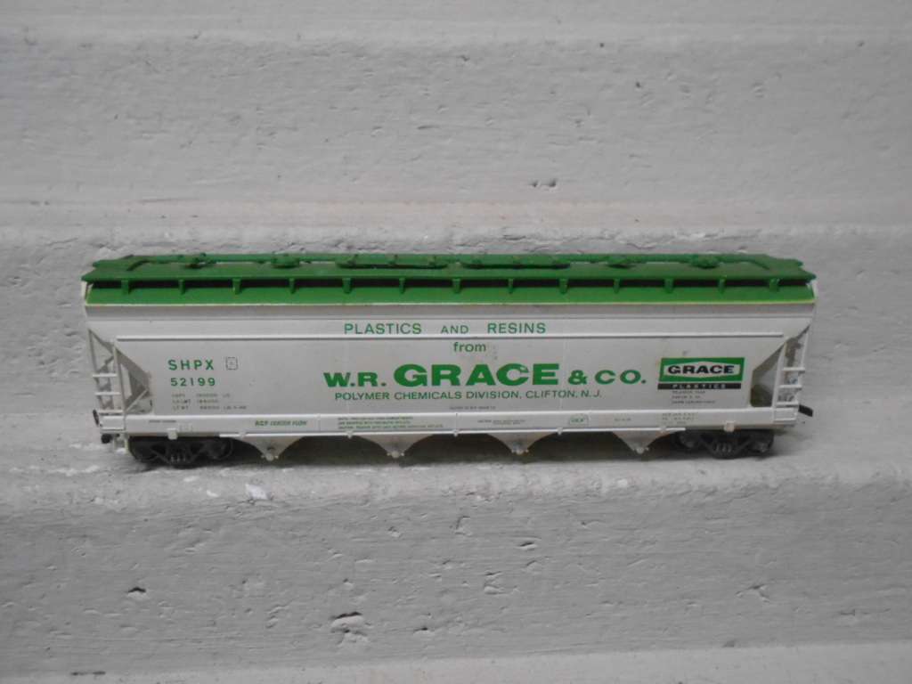 HO SCALE - 54 FT 4-BAY GRACE CLOSED HOPPER