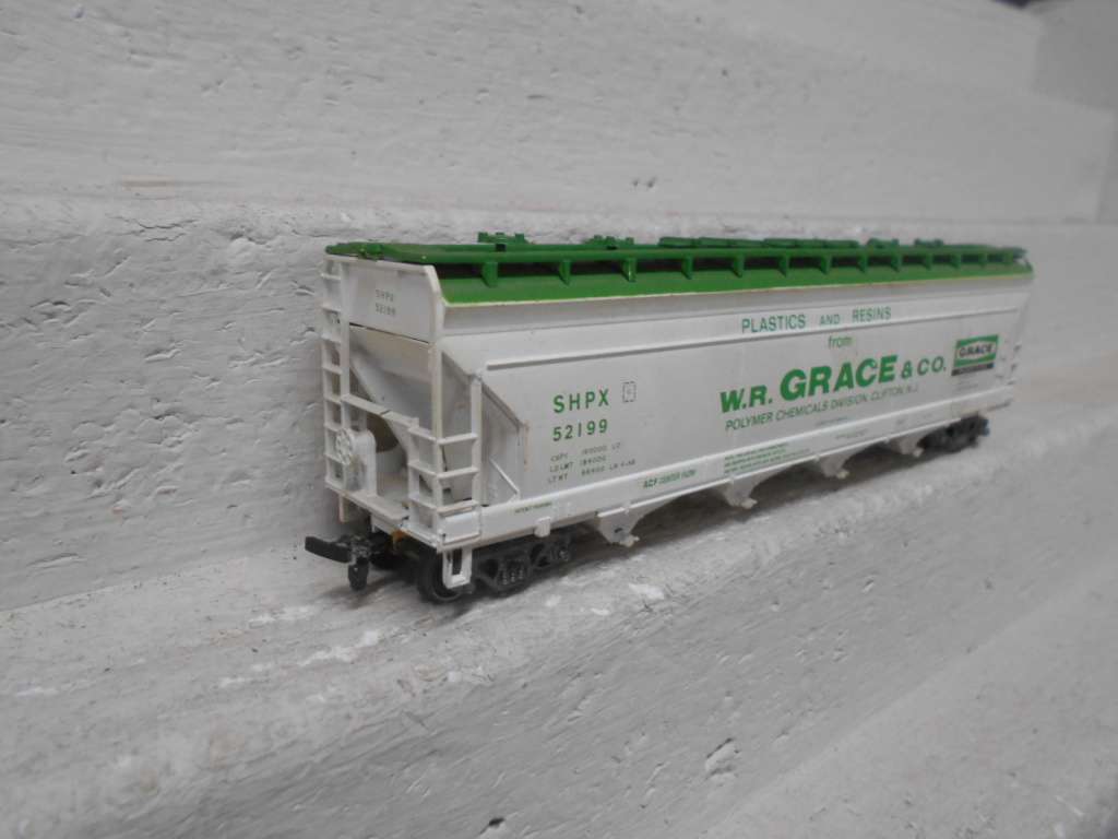 HO SCALE - 54 FT 4-BAY GRACE CLOSED HOPPER