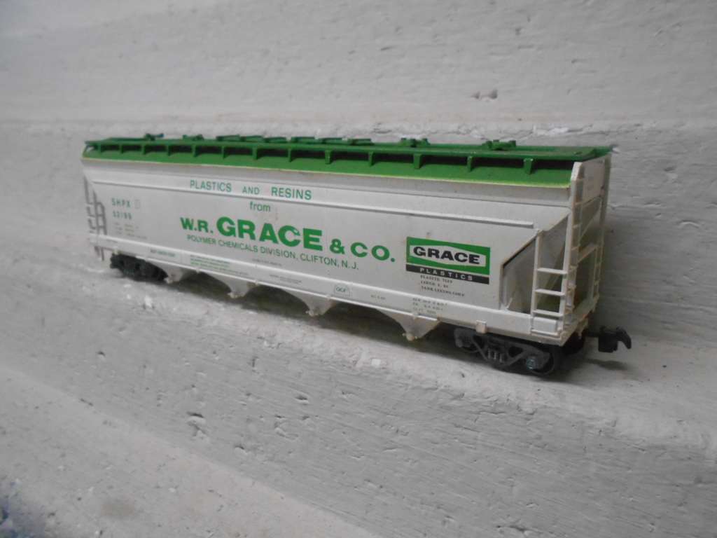 HO SCALE - 54 FT 4-BAY GRACE CLOSED HOPPER