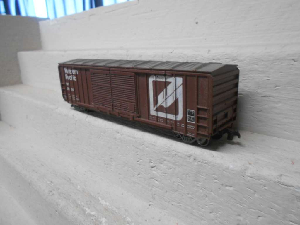 HO SCALE - 51  FT WESTERN PACIFIC - DOUBLE DOOR BOX CAR